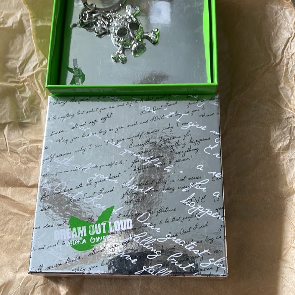 Dream out loud skull key chain - Picture 2 of 3